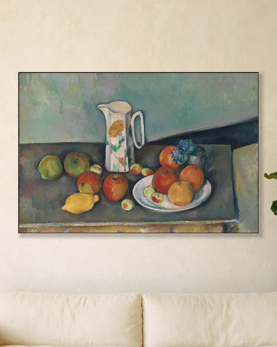 Stilleven met melkkan en fruit op tafel in een aluminium frame aan dezelfde muur