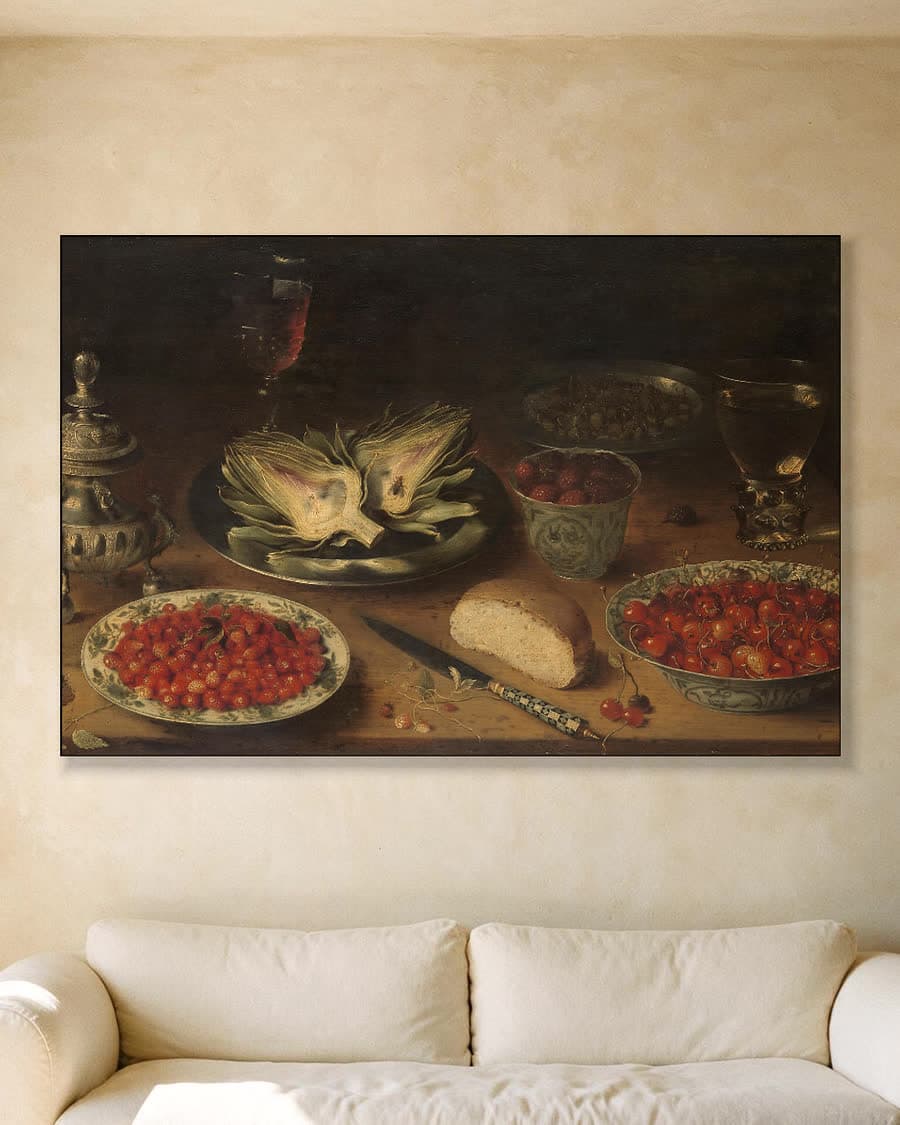 Stilleven met artisjok en fruit in kraakporselein in een aluminium frame aan dezelfde muur