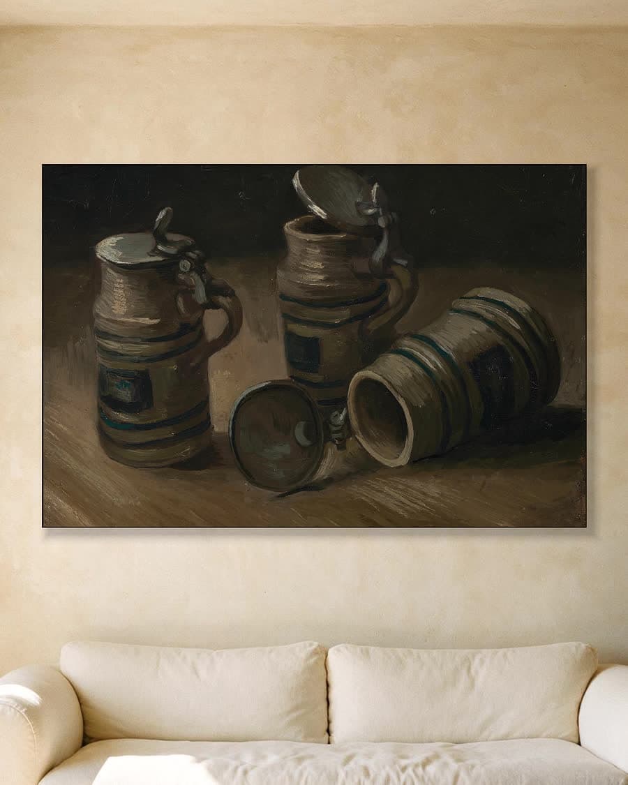 Bierpullen in een aluminium frame aan dezelfde muur