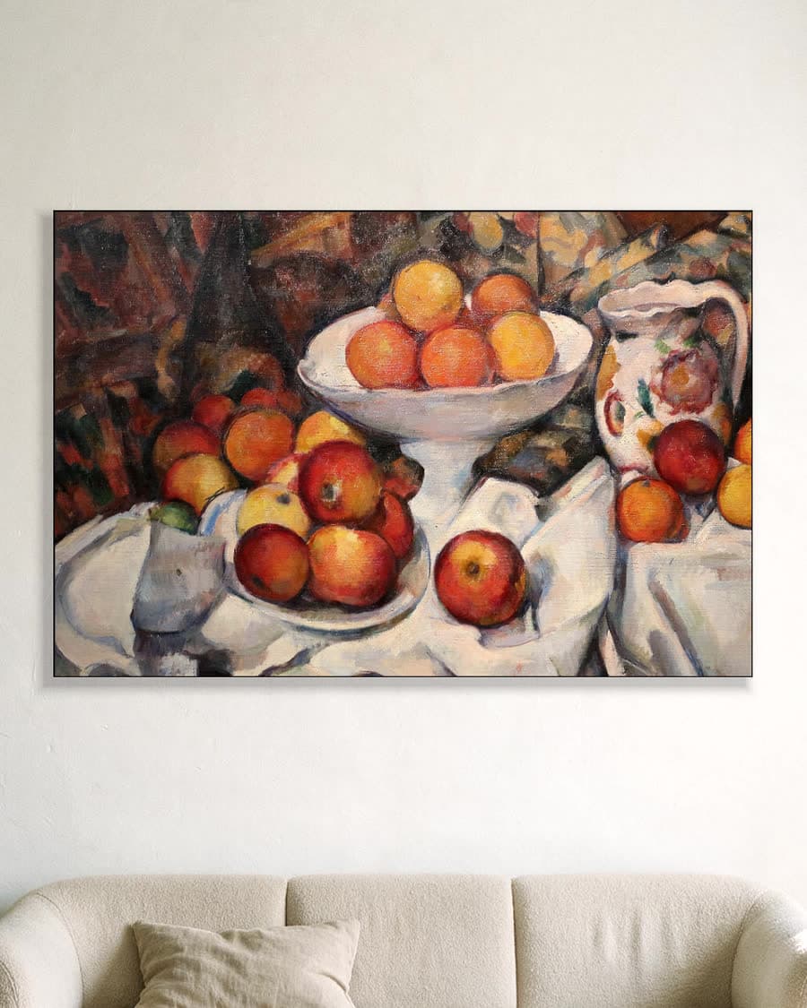 Stilleven met appels en sinaasappels in een aluminium frame aan dezelfde muur
