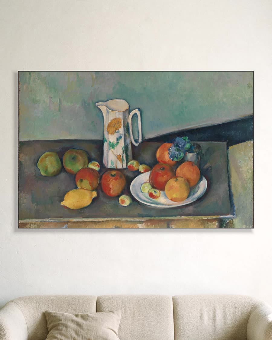 Stilleven met melkkan en fruit op tafel in een aluminium frame aan dezelfde muur