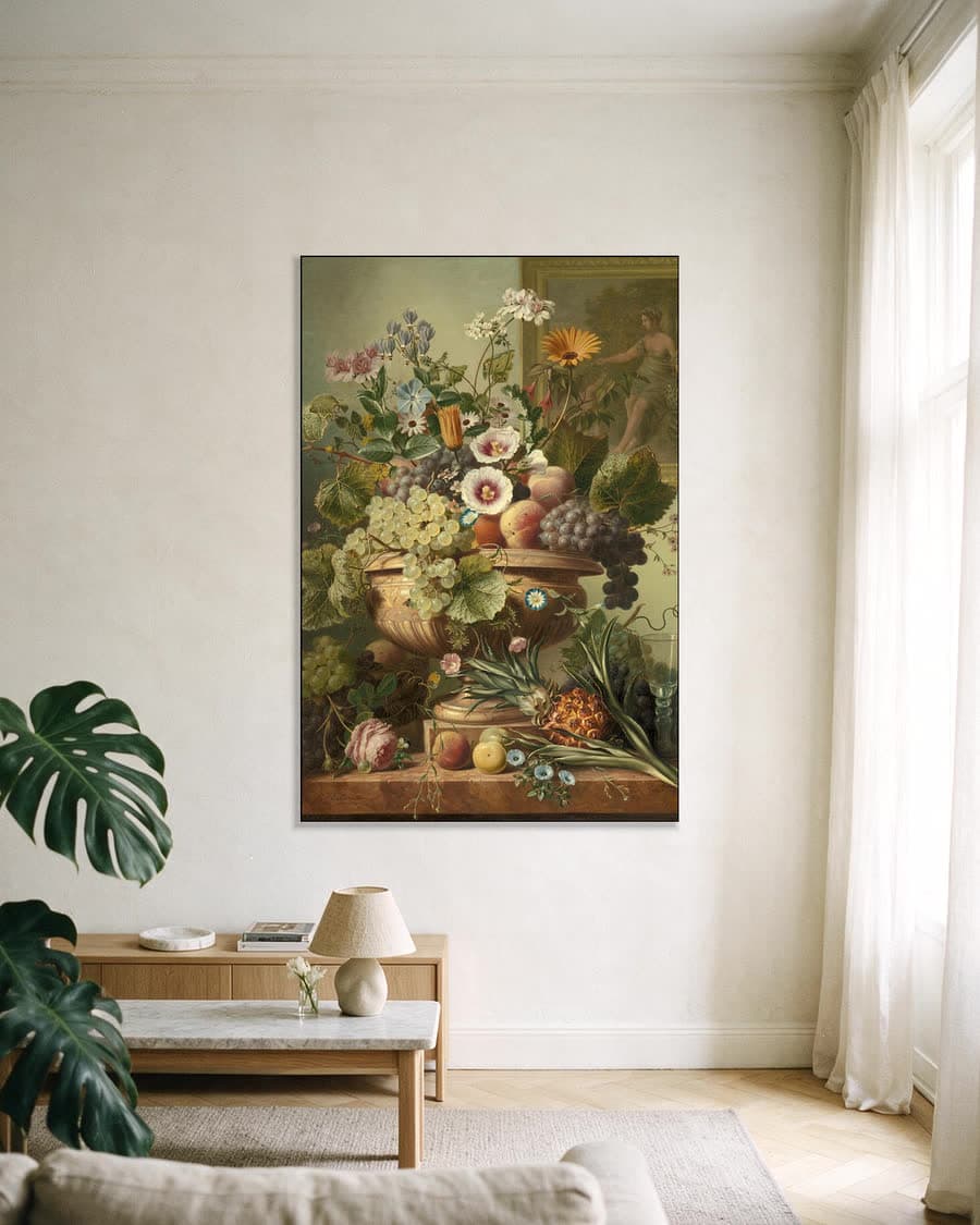 Stilleven met bloemen en fruit in een aluminium frame aan dezelfde muur