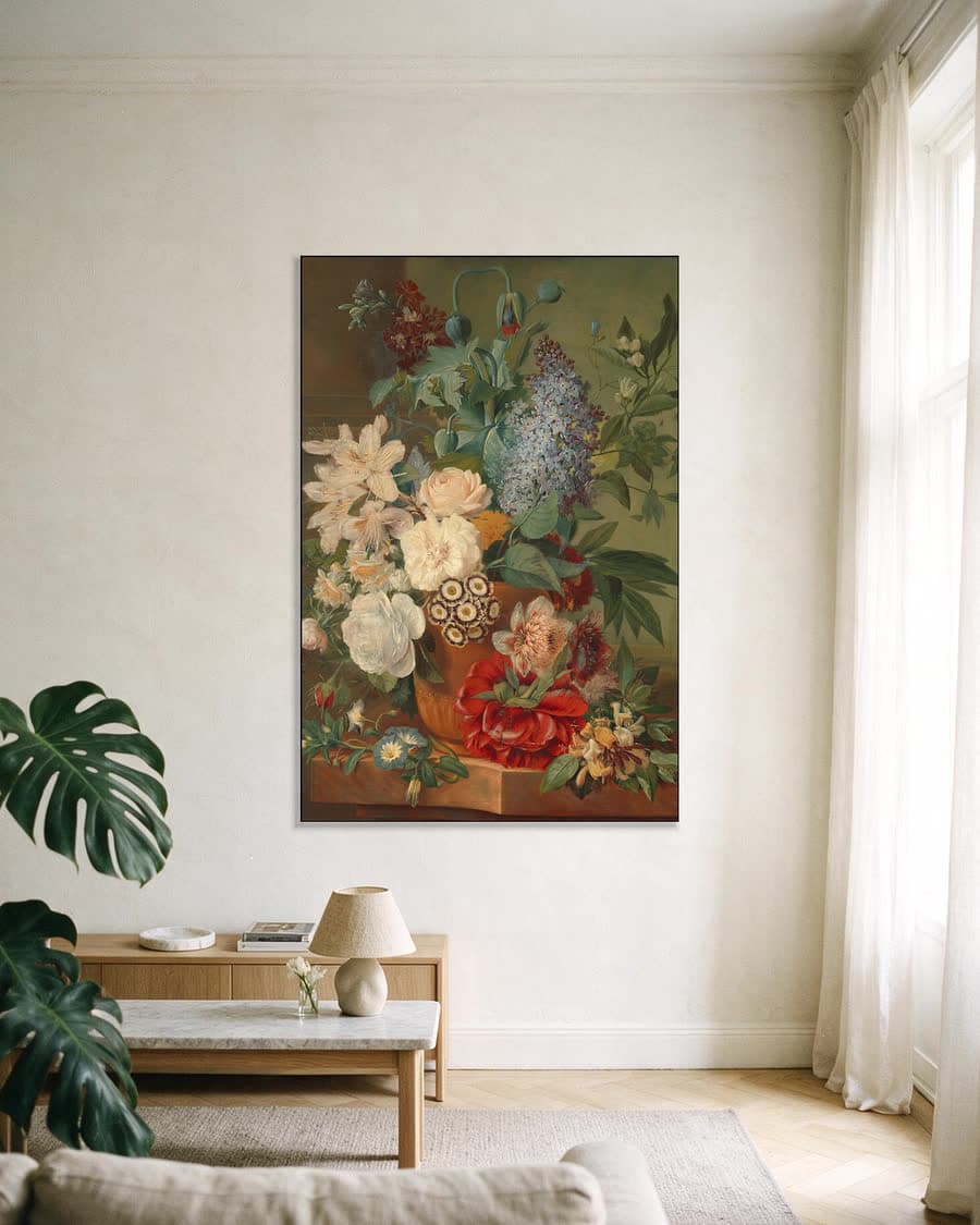 Bloemen in een terracotta vaas in een aluminium frame aan dezelfde muur