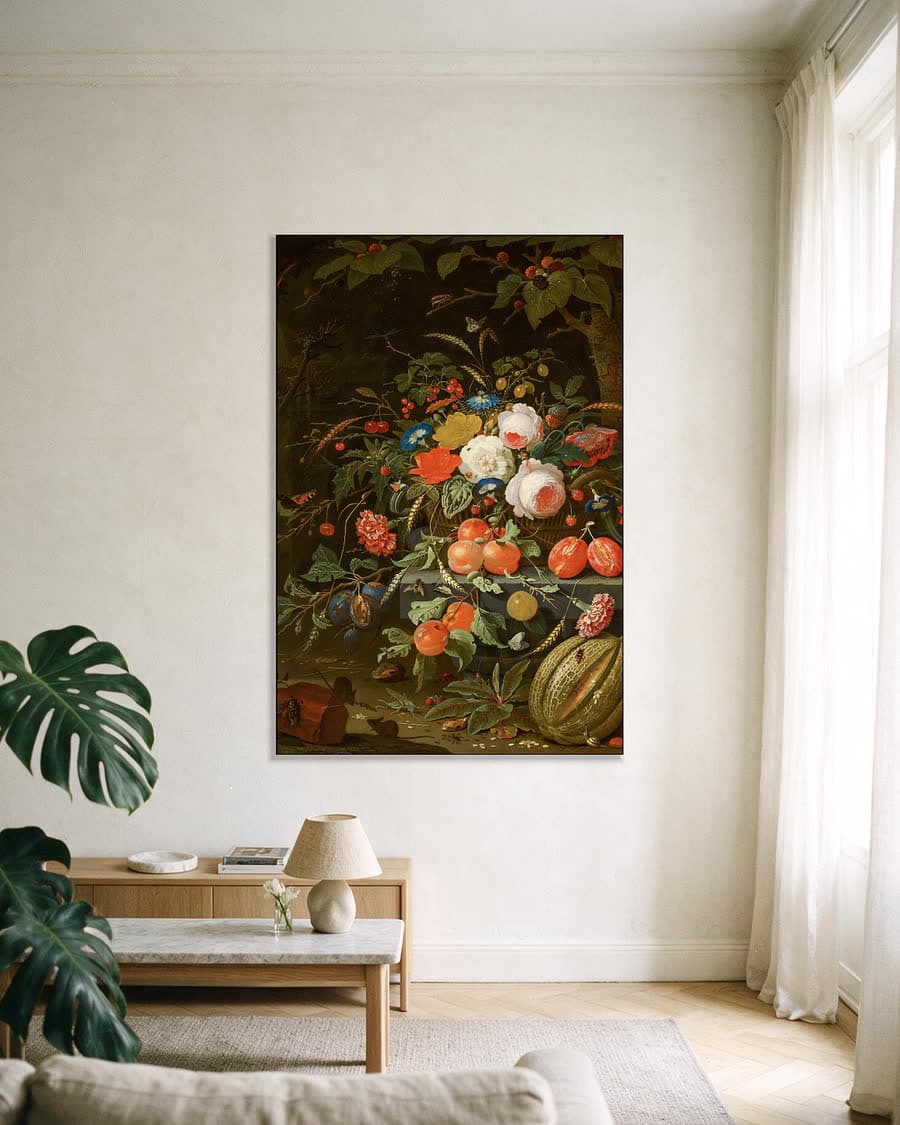 Bloemen en fruit in een aluminium frame aan dezelfde muur