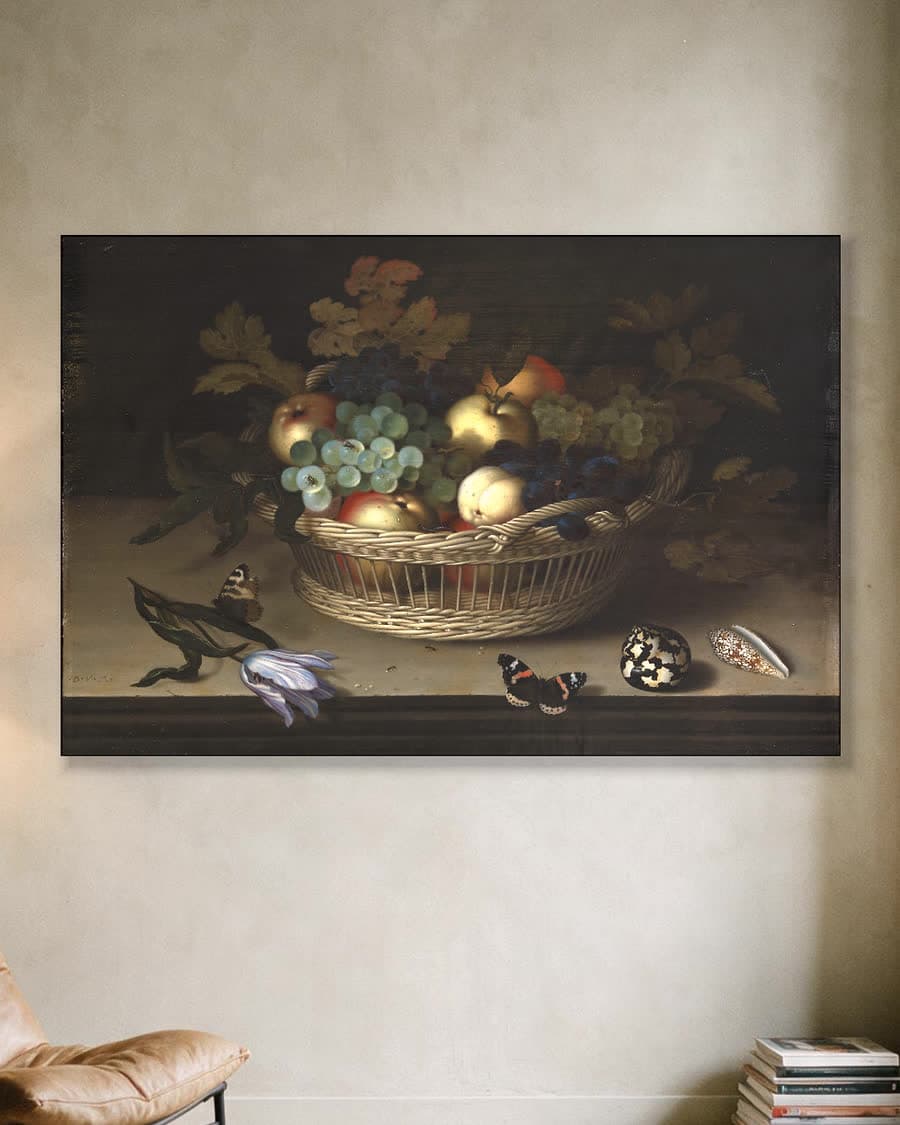 Stilleven met bloemen en schelpen in een aluminium frame aan dezelfde muur