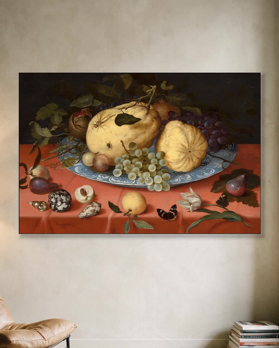 Stilleven met fruit, schelpen en een tulp in een aluminium frame aan dezelfde muur
