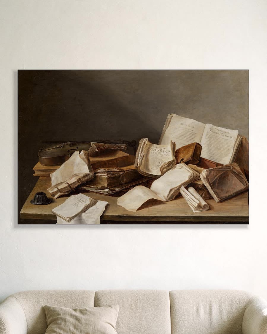 Stilleven met boeken in een aluminium frame aan dezelfde muur
