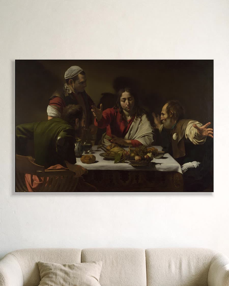 De maaltijd in Emmaüs in een aluminium frame aan dezelfde muur