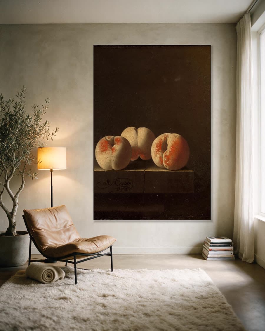 Drie perziken op een stenen plint in een aluminium frame aan dezelfde muur