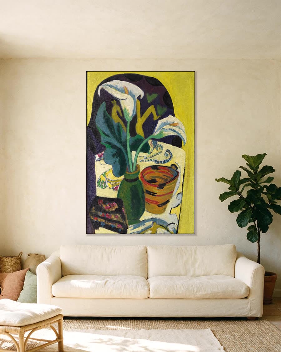 Stilleven met calla in een aluminium frame aan dezelfde muur