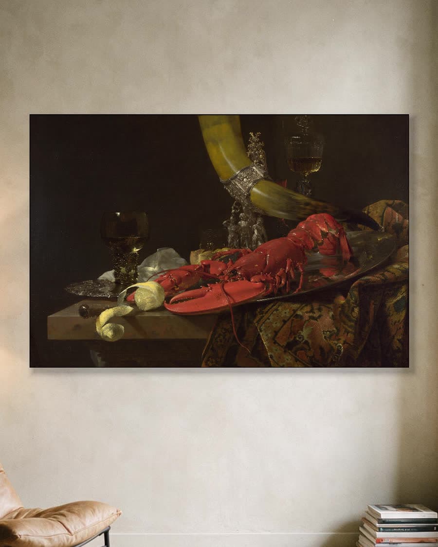 Stilleven met drinkhoorn in een aluminium frame aan dezelfde muur