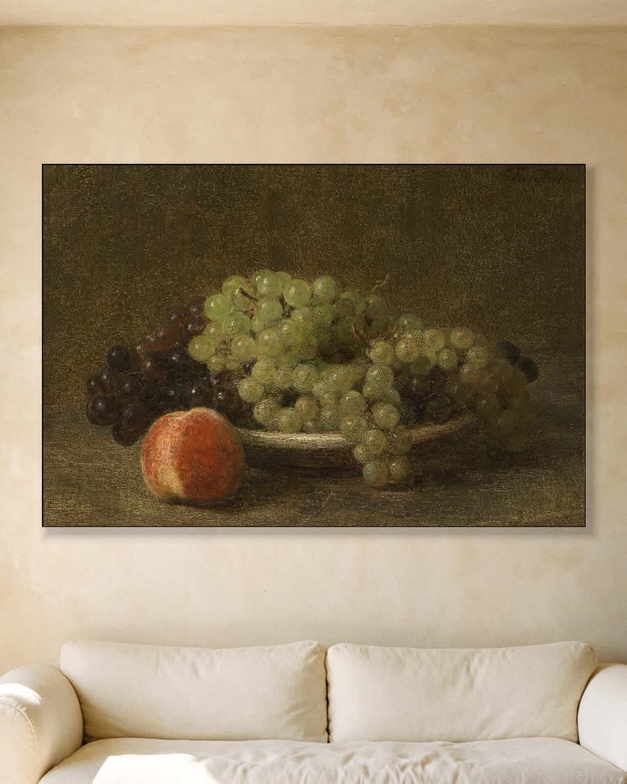 Stilleven met druiven en een perzik in een aluminium frame aan dezelfde muur