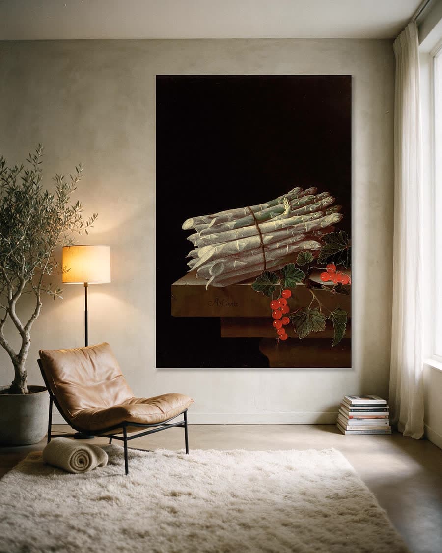 Asperges en rode aalbessen op een sokkel in een aluminium frame aan dezelfde muur