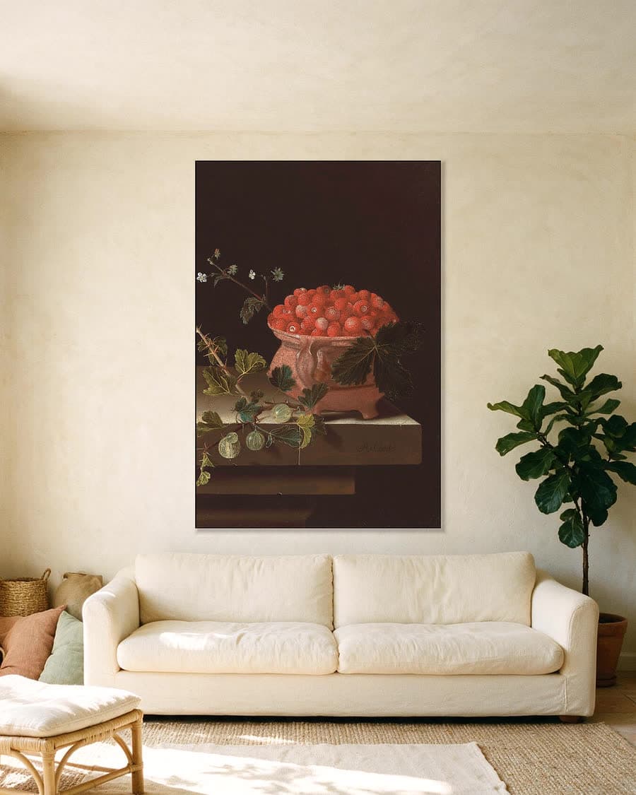 Stilleven met een schaal aardbeien in een aluminium frame aan dezelfde muur
