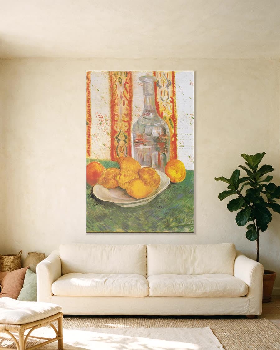 Stilleven met fles en citroenen op een bord in een aluminium frame aan dezelfde muur
