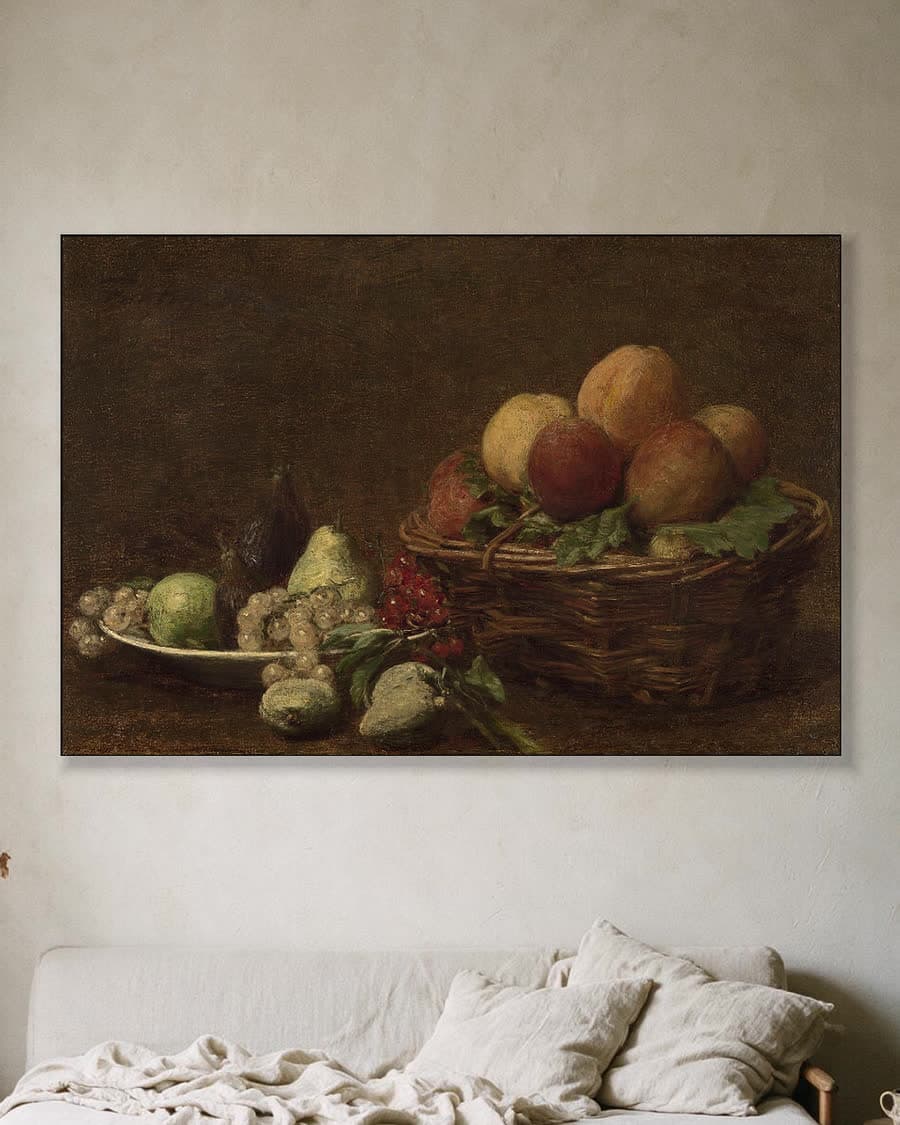 Stilleven met fruit in een aluminium frame aan dezelfde muur