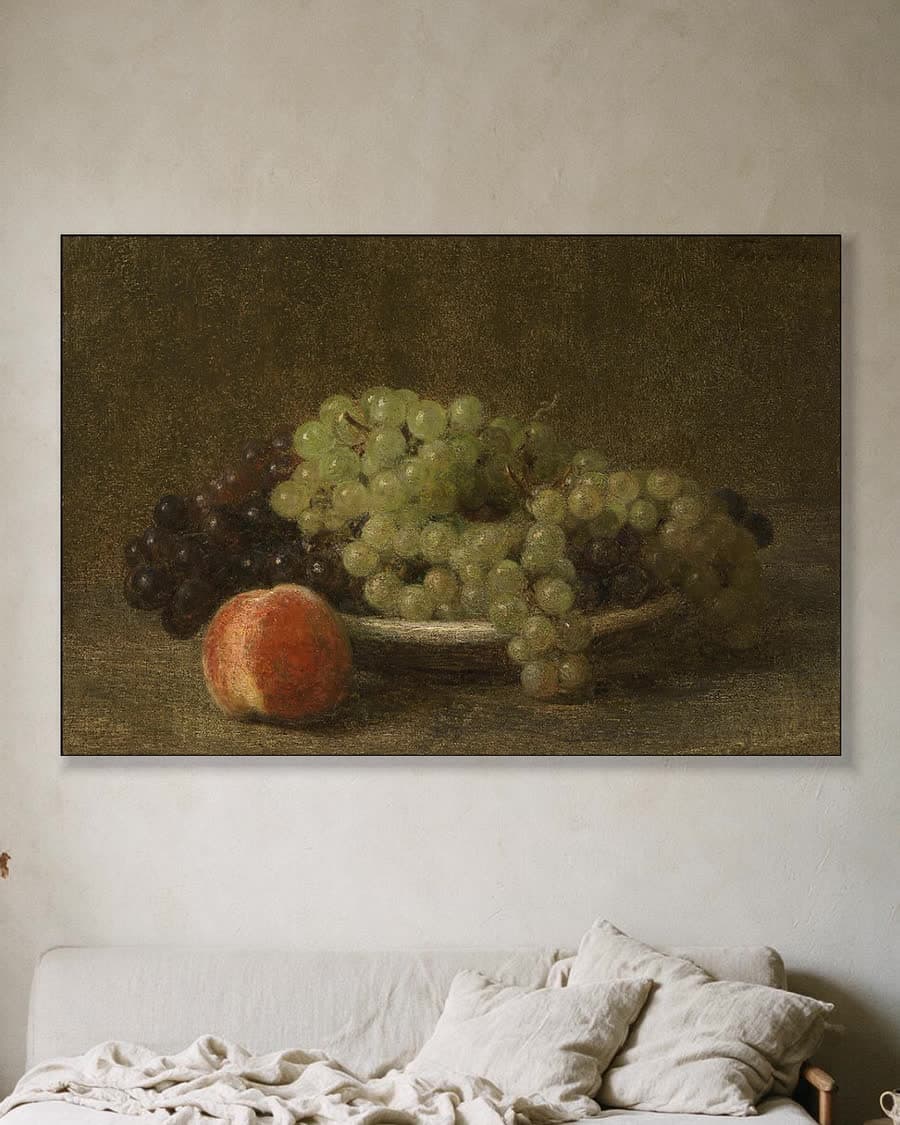 Stilleven met druiven en een perzik in een aluminium frame aan dezelfde muur