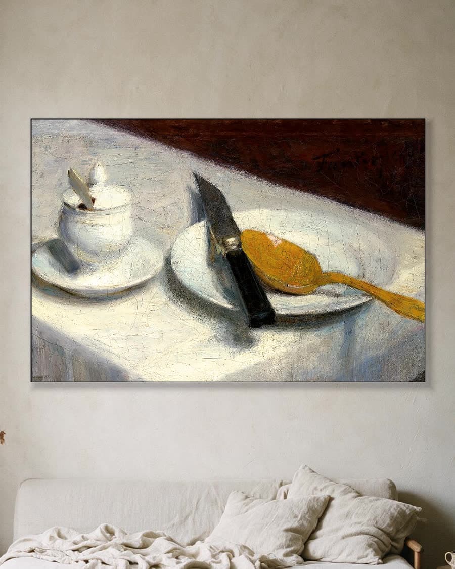 Stilleven met mosterdpotje in een aluminium frame aan dezelfde muur