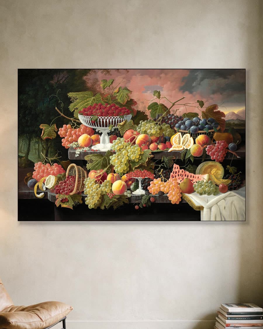 Stilleven met fruit en avondrood in een aluminium frame aan dezelfde muur
