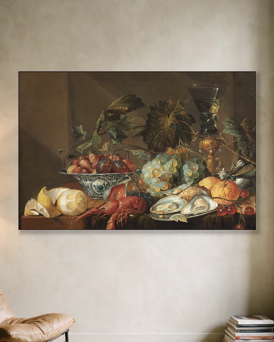 Stilleven met rivierkreeft, oesters en fruit in een aluminium frame aan dezelfde muur