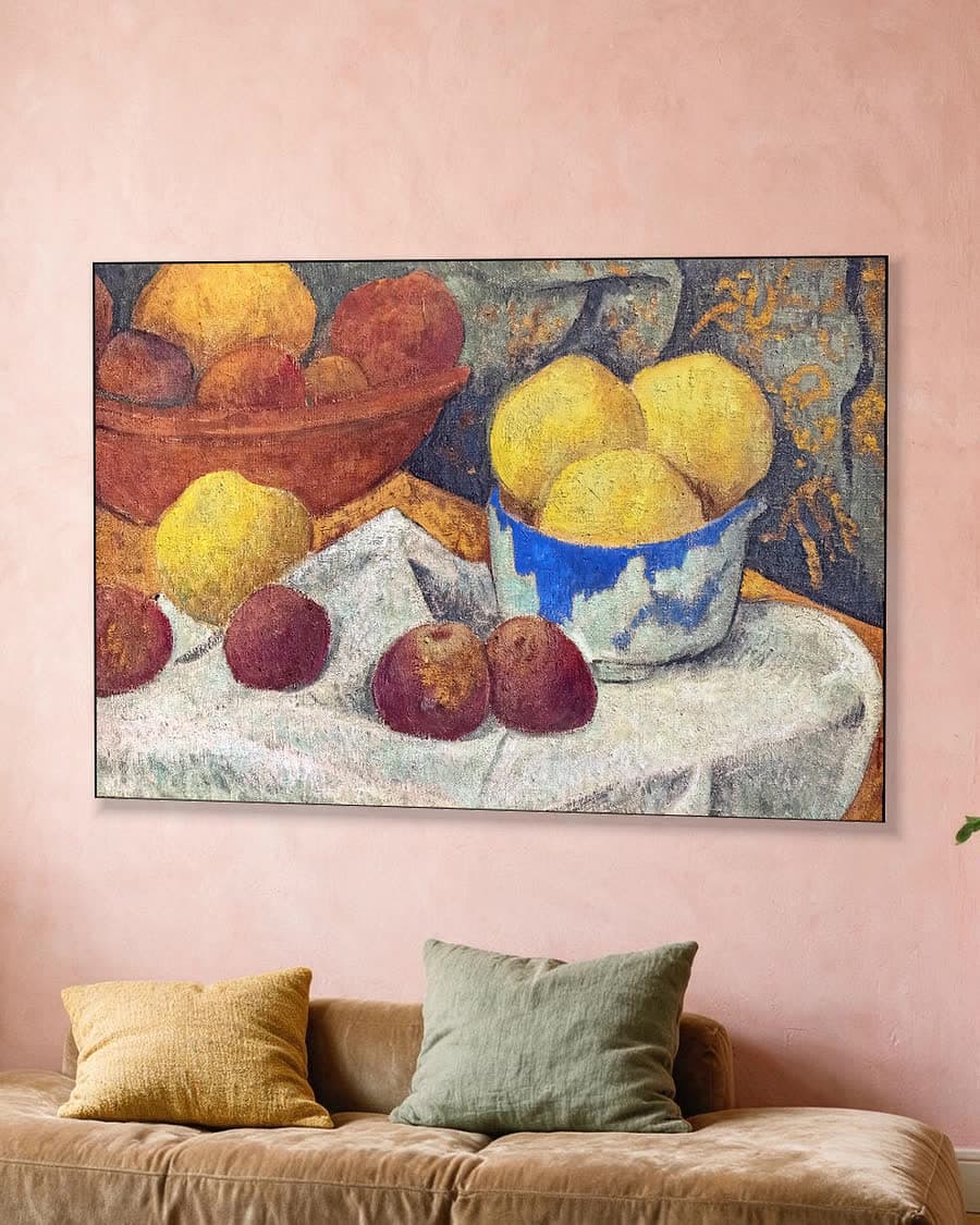 Stilleven met fruit en kommen in een aluminium frame aan dezelfde muur
