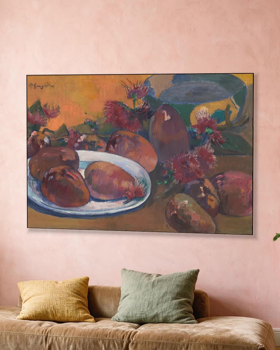 Stilleven met mango's in een aluminium frame aan dezelfde muur