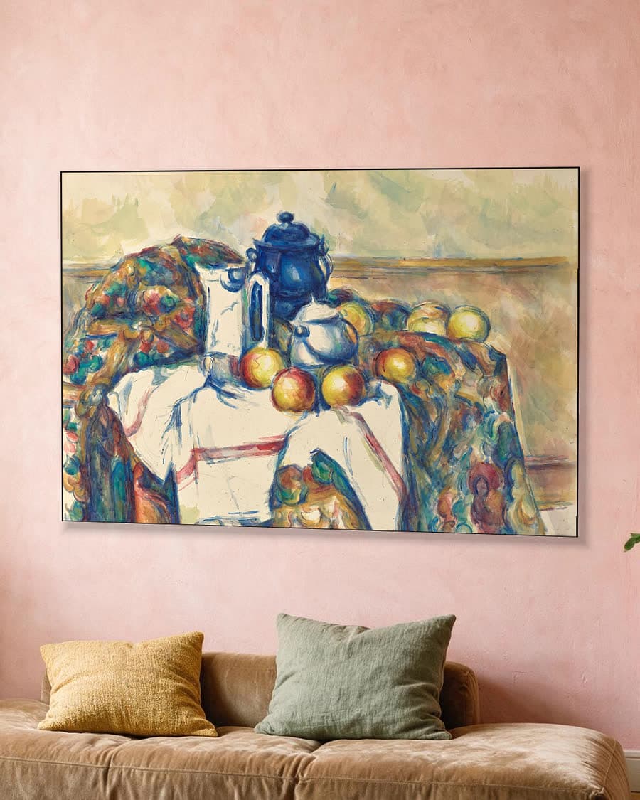 Stilleven met blauwe pot in een aluminium frame aan dezelfde muur