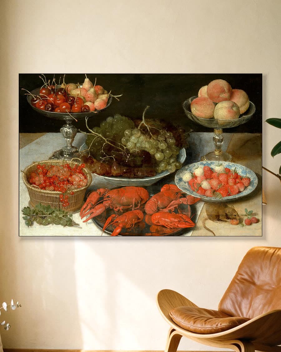 Stilleven met fruit en kreeft in een aluminium frame aan dezelfde muur