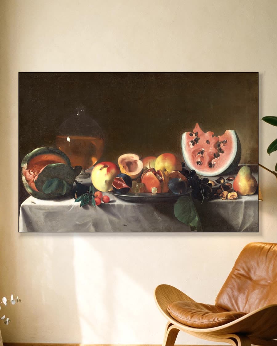 Stilleven met zomerfruit in een aluminium frame aan dezelfde muur