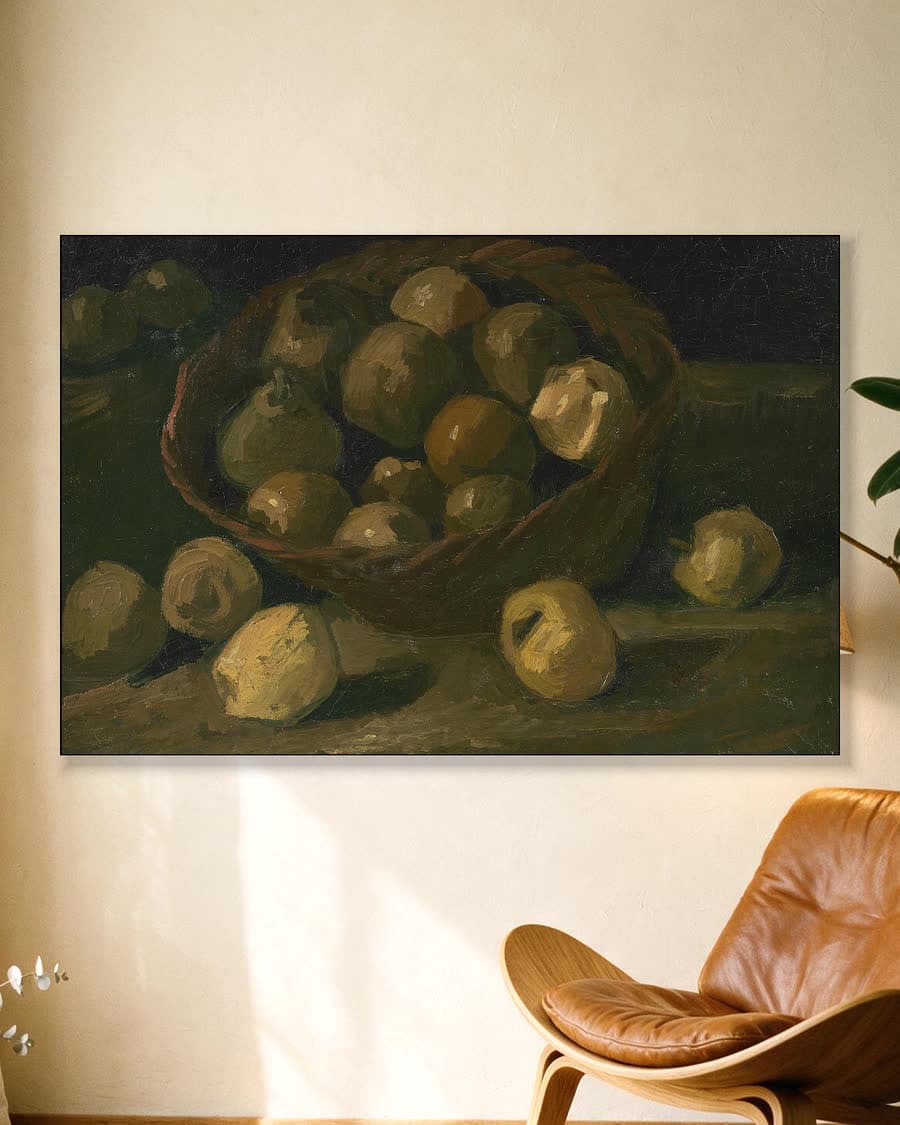 Mand met appels in een aluminium frame aan dezelfde muur