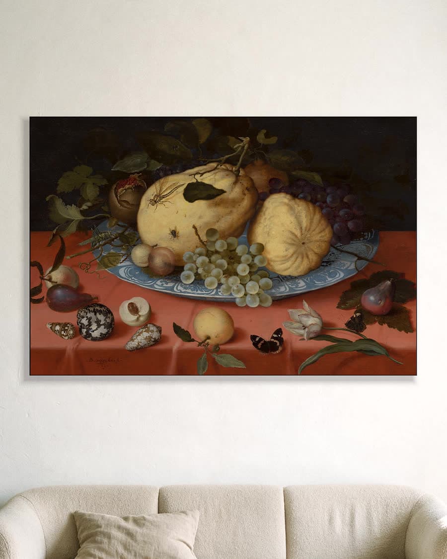 Stilleven met fruit, schelpen en een tulp in een aluminium frame aan dezelfde muur