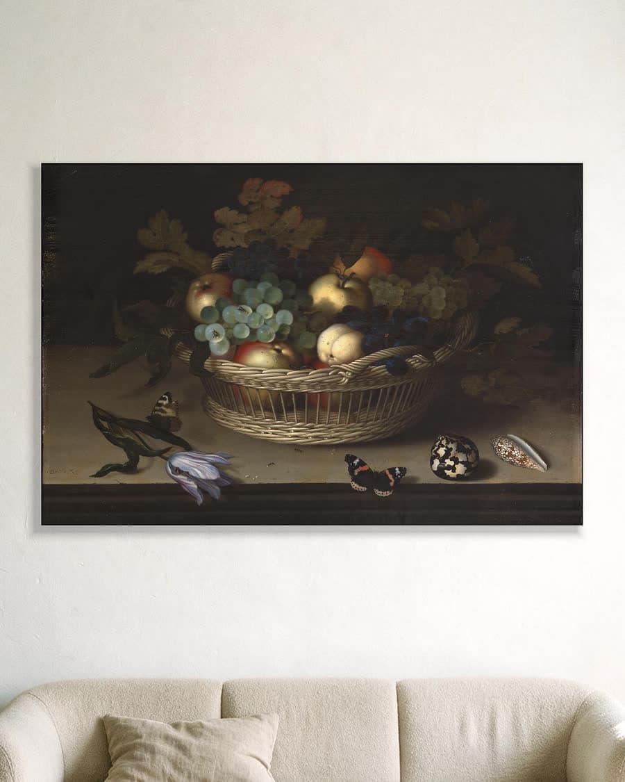 Stilleven met bloemen en schelpen in een aluminium frame aan dezelfde muur