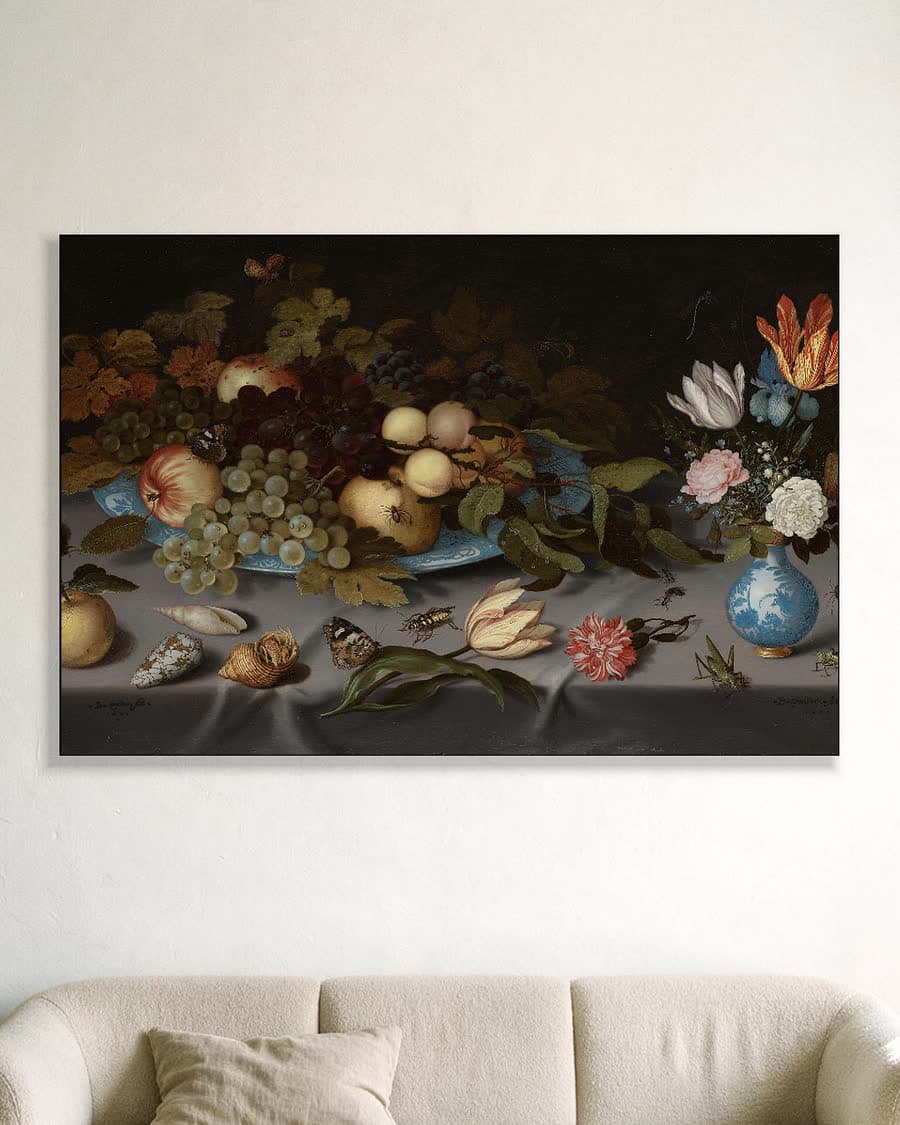Stilleven met vruchten en bloemen in een aluminium frame aan dezelfde muur