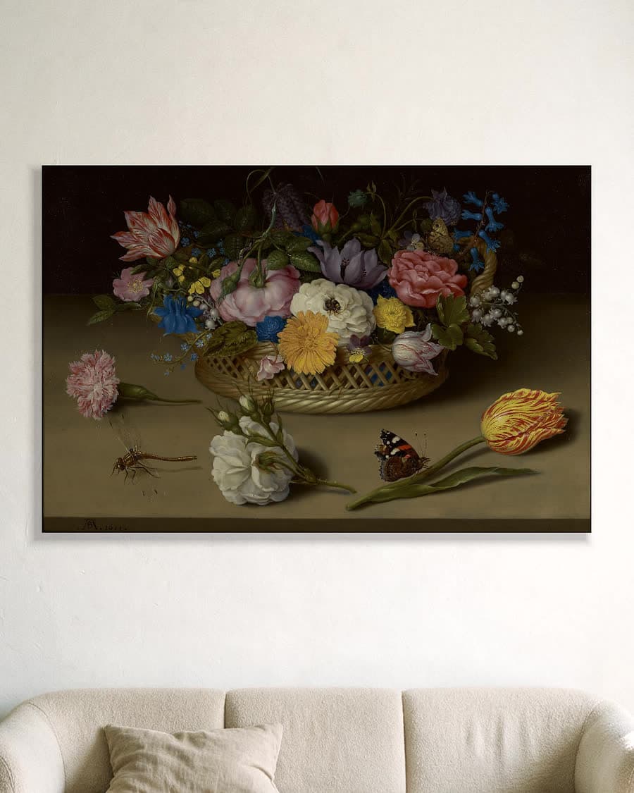 Bloemstilleven in een aluminium frame aan dezelfde muur
