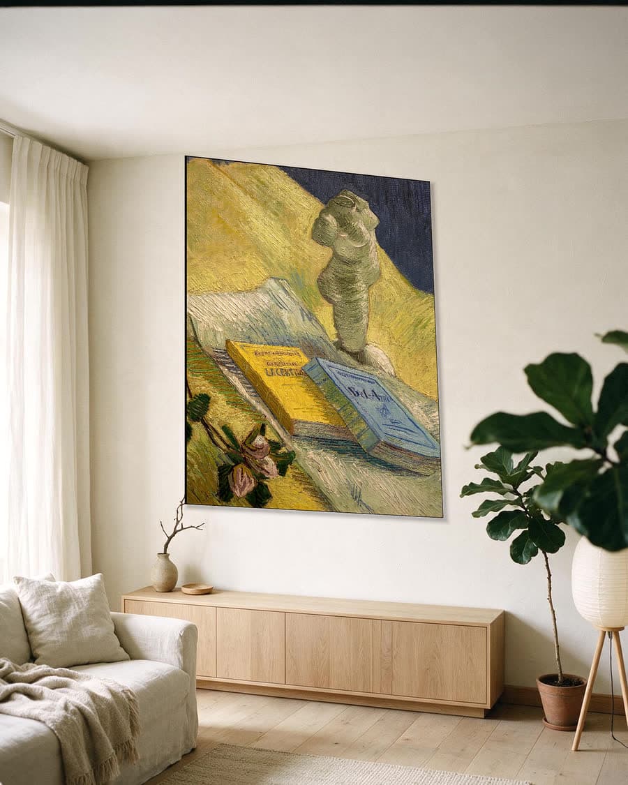 Stilleven met gipstorso, een roos en twee romans in een aluminium frame aan dezelfde muur
