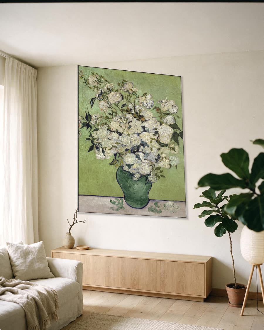 Vaas met rozen in een aluminium frame aan dezelfde muur