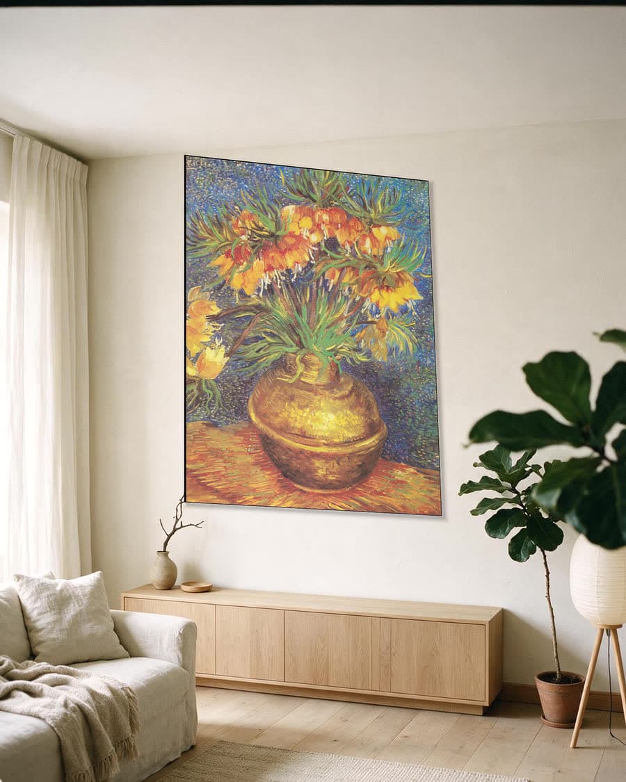 Keizerskronen in een koperen vaas in een aluminium frame aan dezelfde muur