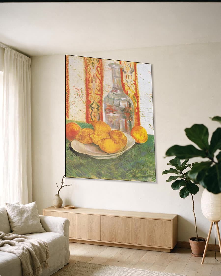 Stilleven met fles en citroenen op een bord in een aluminium frame aan dezelfde muur