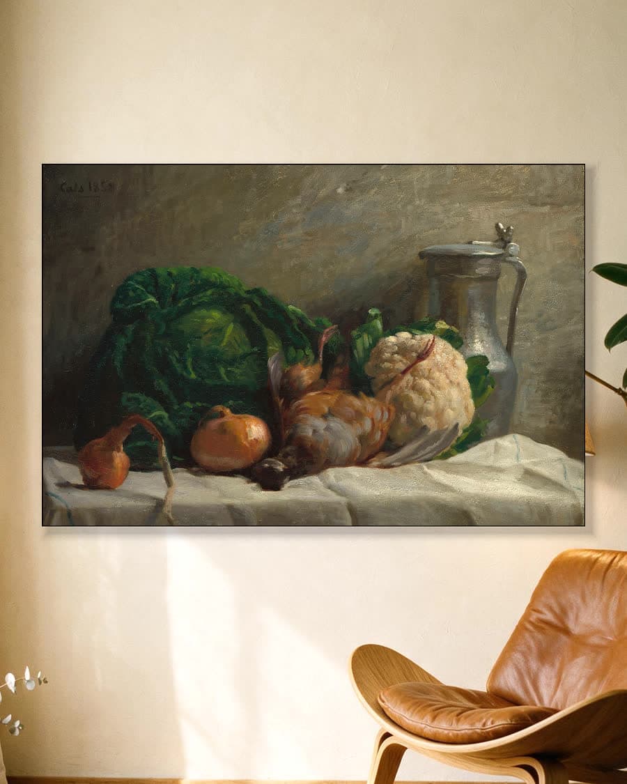 Stilleven met groenten, patrijs en een kruik in een aluminium frame aan dezelfde muur