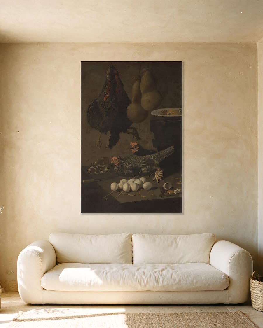 Stilleven met kippen en eieren in een aluminium frame aan dezelfde muur