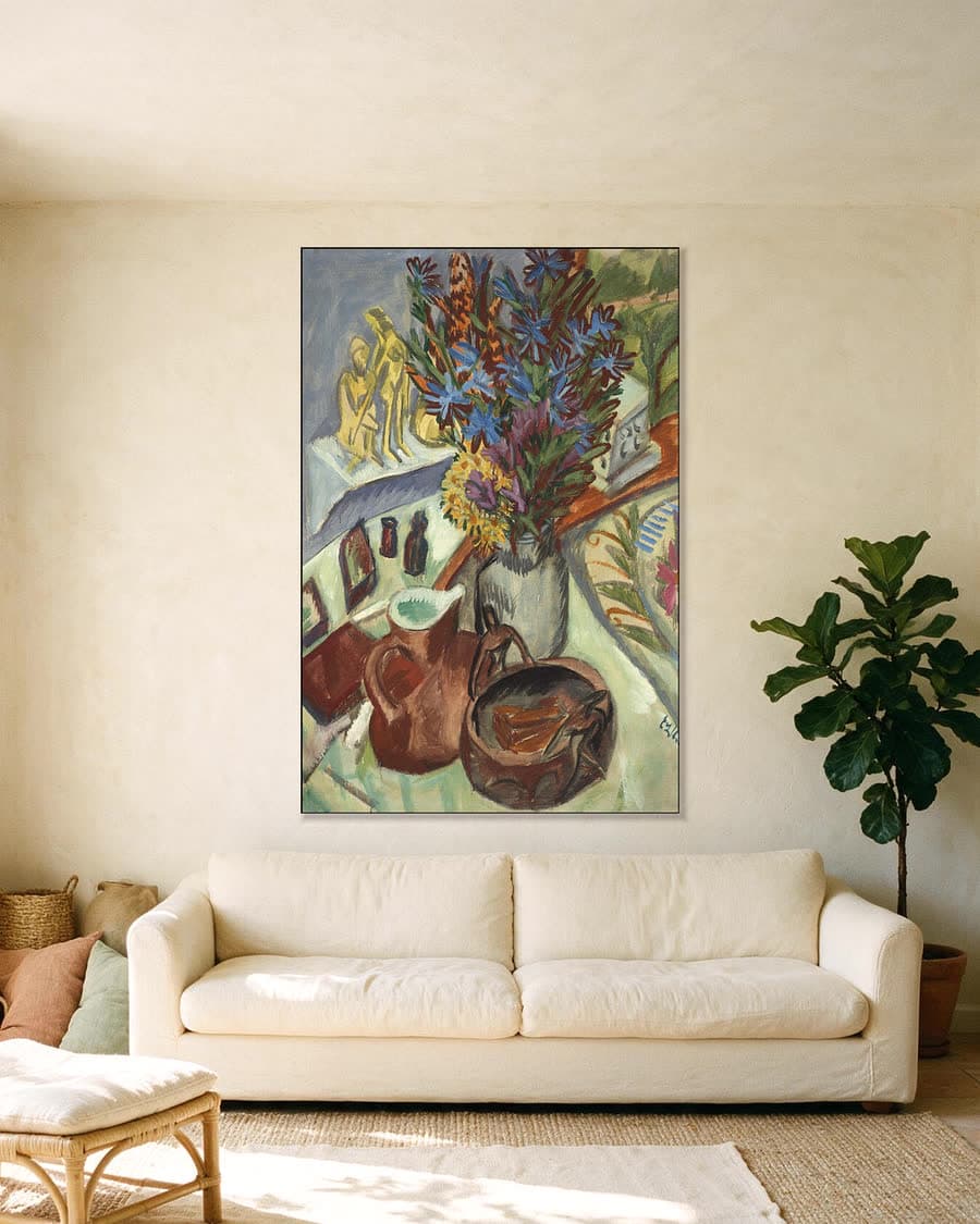 Stilleven met kruik en Afrikaanse schaal in een aluminium frame aan dezelfde muur