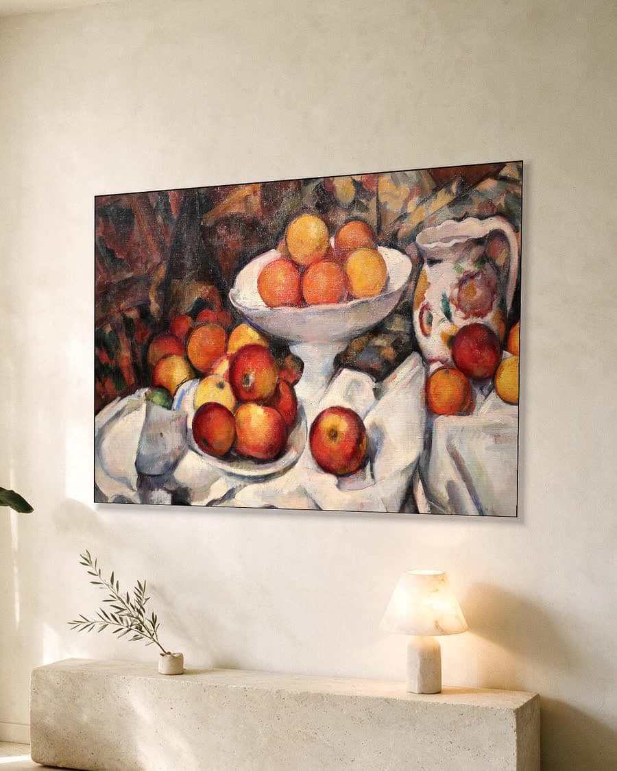 Stilleven met appels en sinaasappels in een aluminium frame aan dezelfde muur
