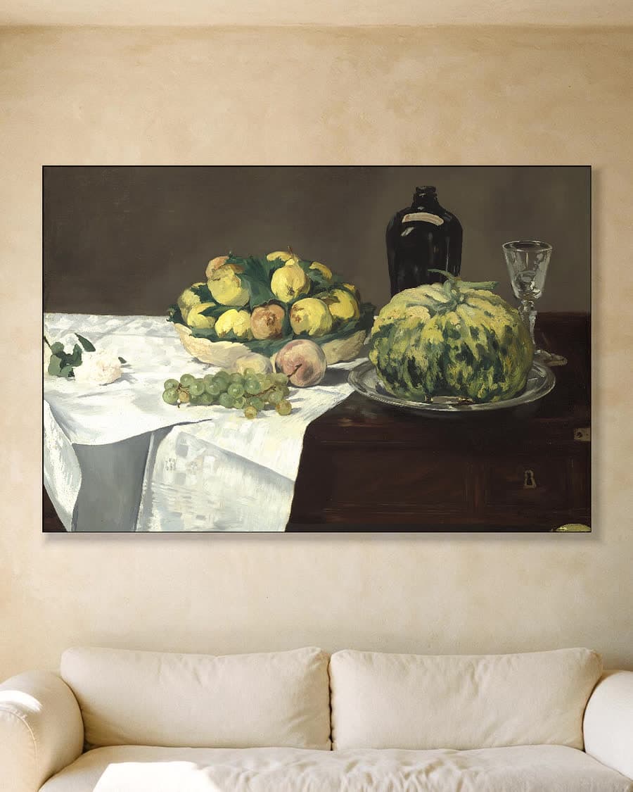 Stilleven met meloen en perziken in een aluminium frame aan dezelfde muur