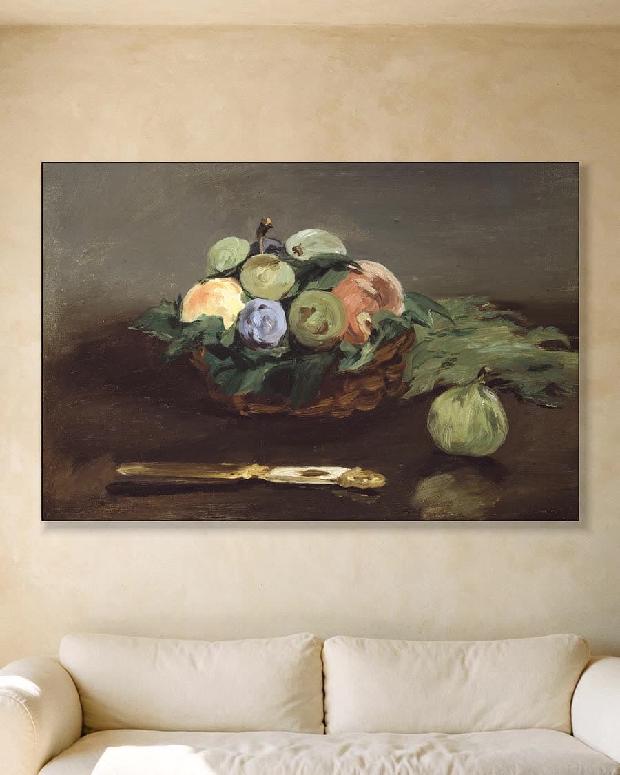 Mand met fruit in een aluminium frame aan dezelfde muur