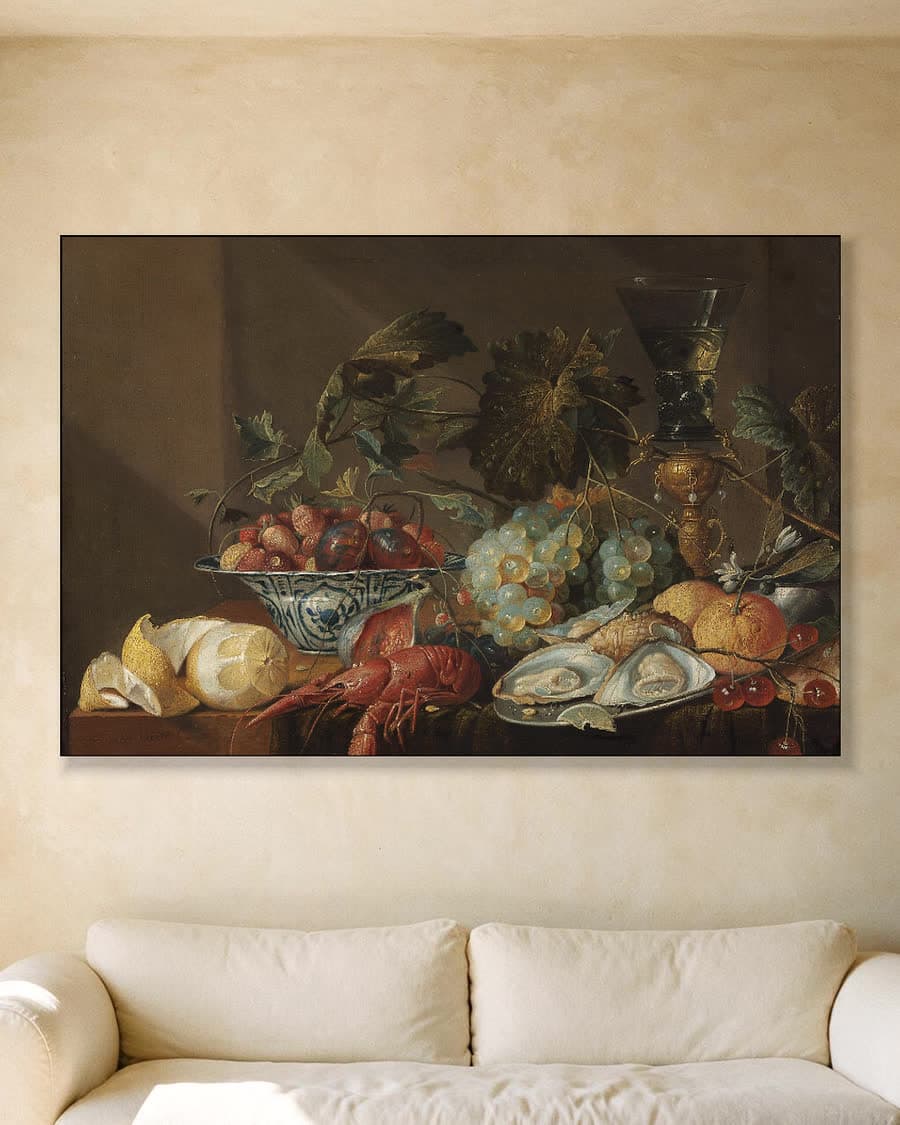 Stilleven met rivierkreeft, oesters en fruit in een aluminium frame aan dezelfde muur