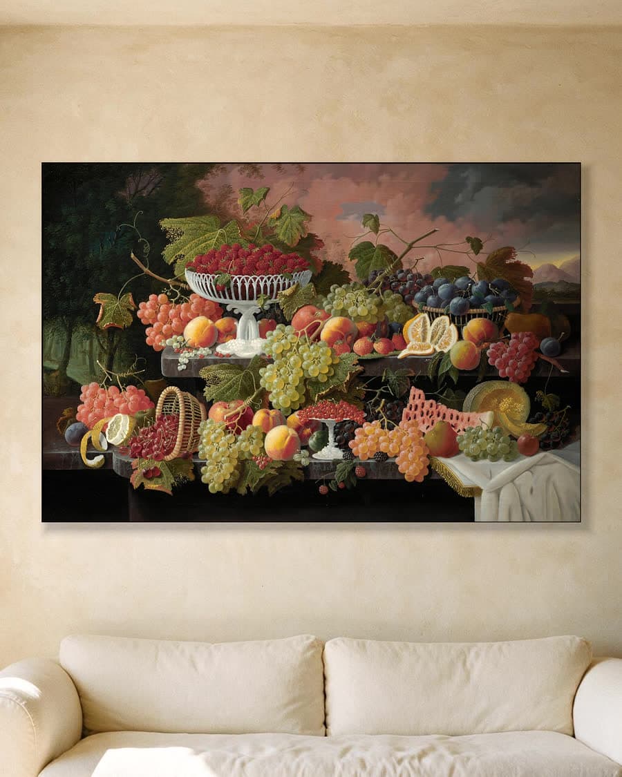 Stilleven met fruit en avondrood in een aluminium frame aan dezelfde muur