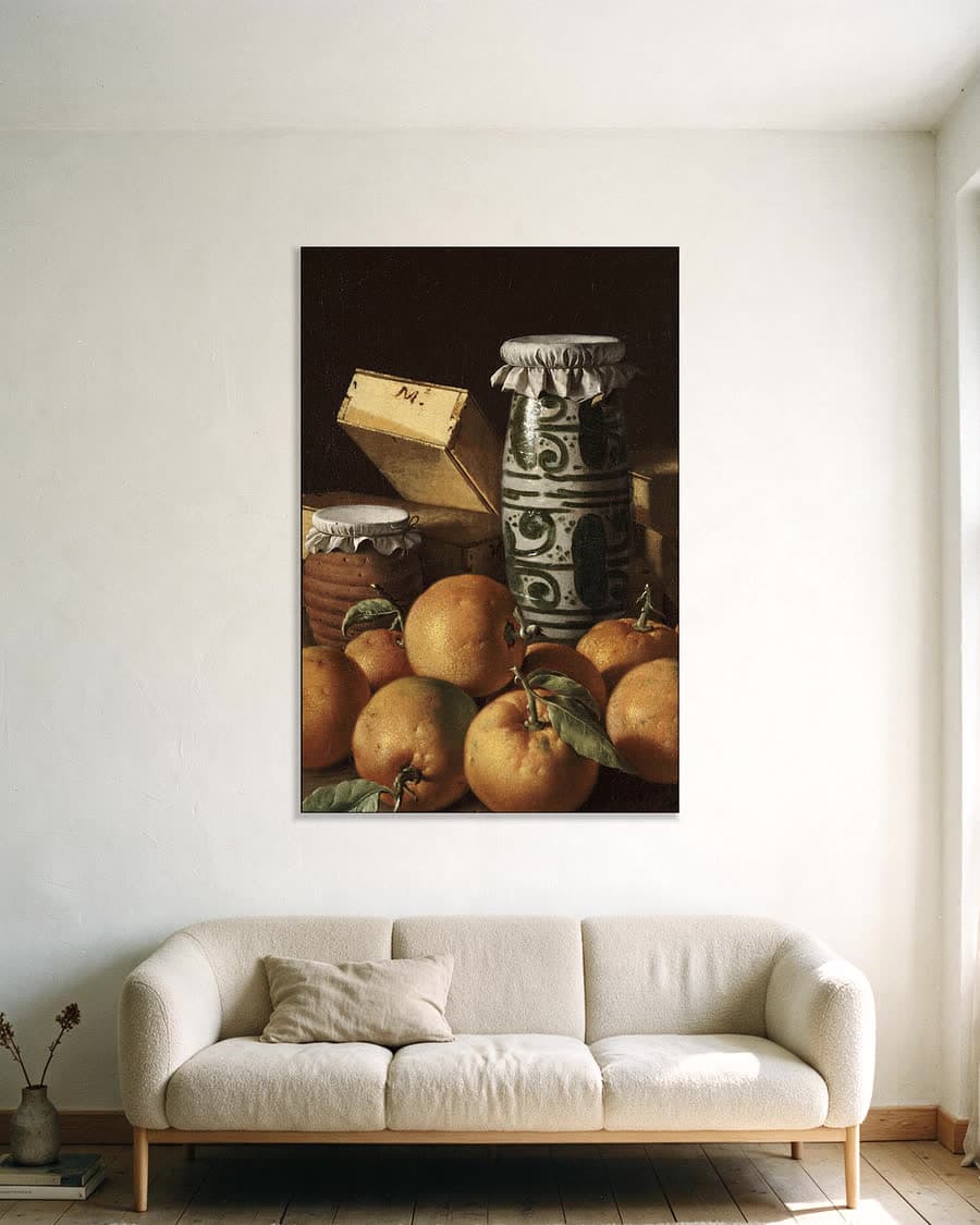 Stilleven met sinaasappels, potten en dozen snoepgoed in een aluminium frame aan dezelfde muur