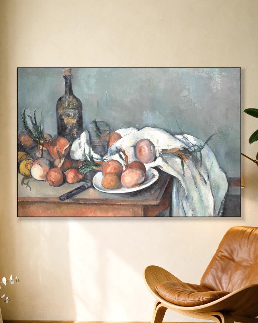 Stilleven met uien in een aluminium frame aan dezelfde muur