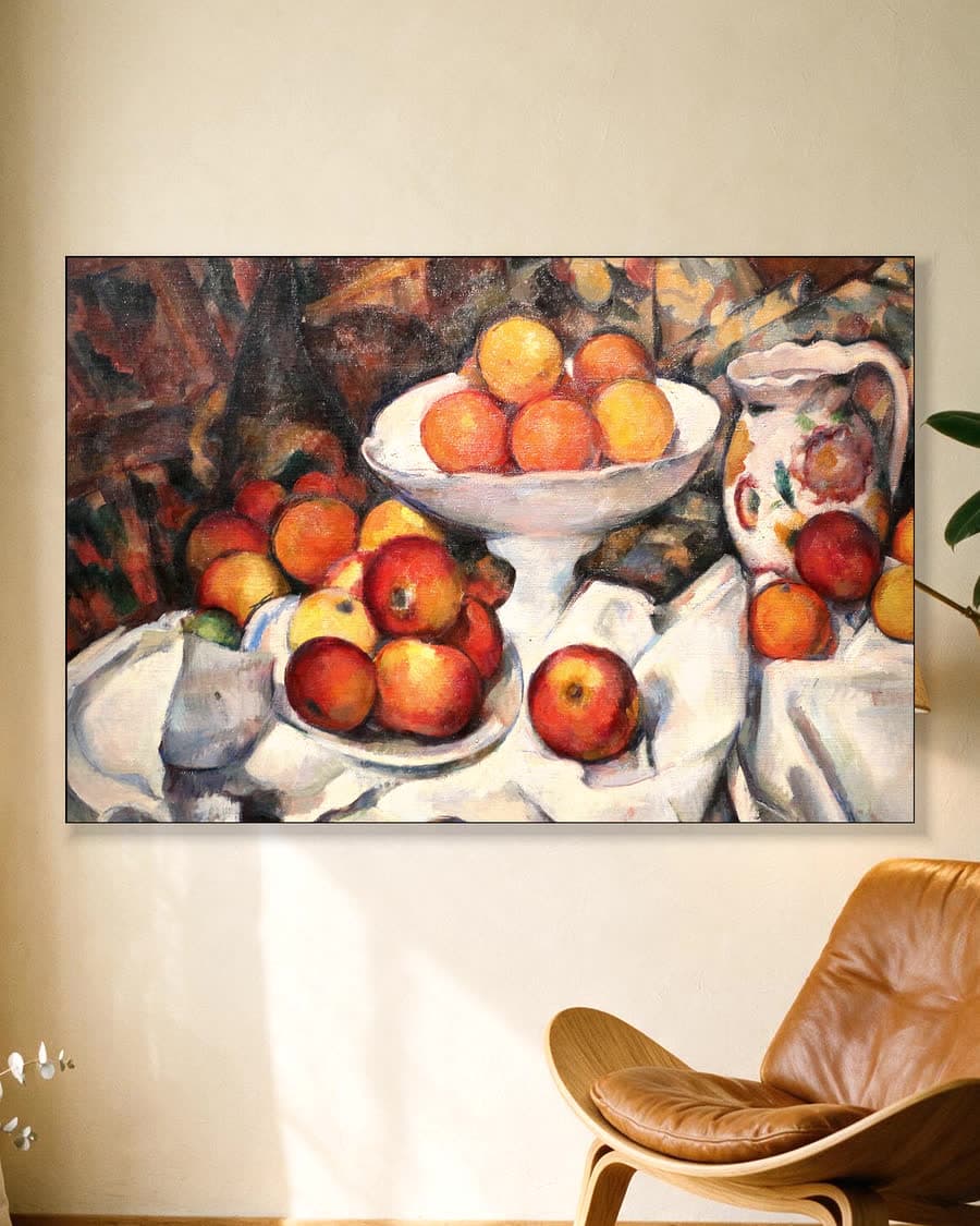 Stilleven met appels en sinaasappels in een aluminium frame aan dezelfde muur