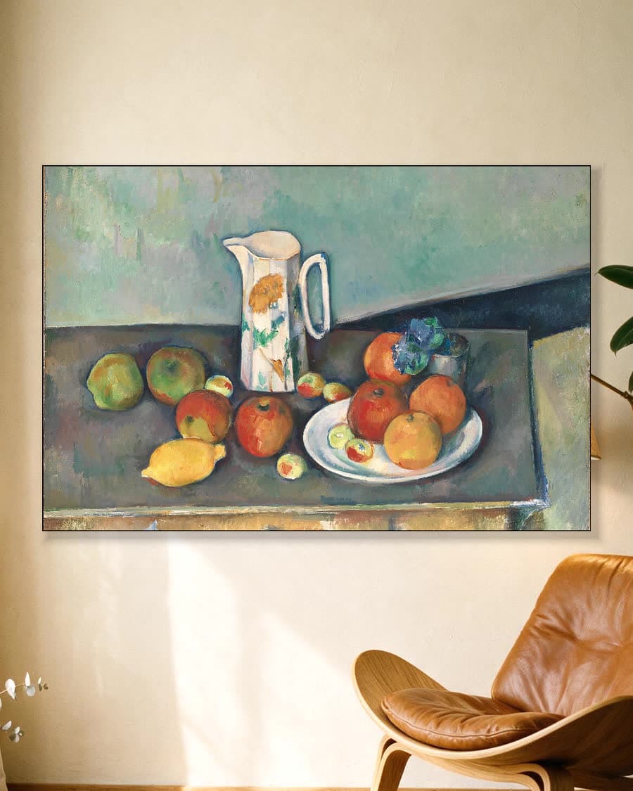 Stilleven met melkkan en fruit op tafel in een aluminium frame aan dezelfde muur